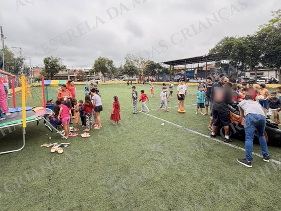 Crianças no campo durante a montagem