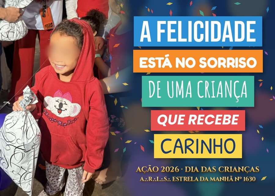Uma menina de moletom vermelho sorri com seu presente, ao lado da frase: o sorriso de uma criança é a obra mais bonita que se constrói