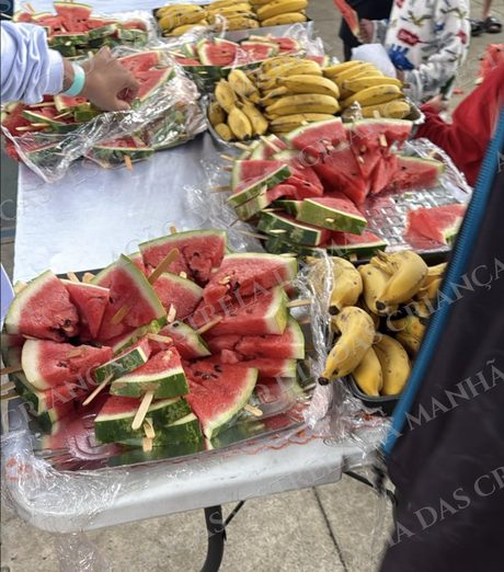 Melancia no palito e bananas