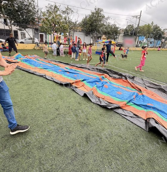 Montagem dos brinquedos infláveis no campo