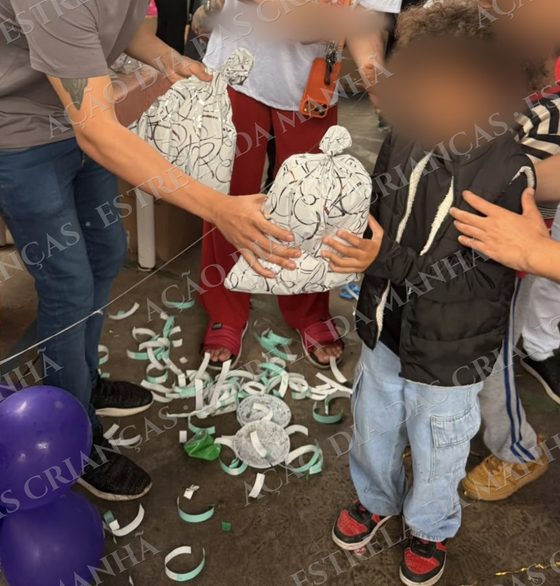 Criança sorri com seu presente no Dia das Crianças