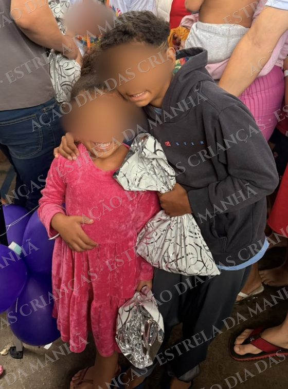Criança sorri com seu presente no Dia das Crianças