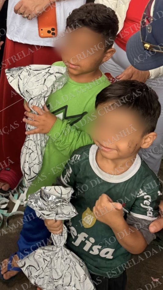 Criança sorri com seu presente no Dia das Crianças